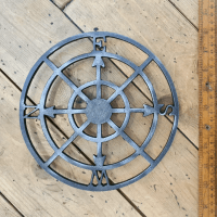 Compass Circular Trivet – Solid Cast Iron